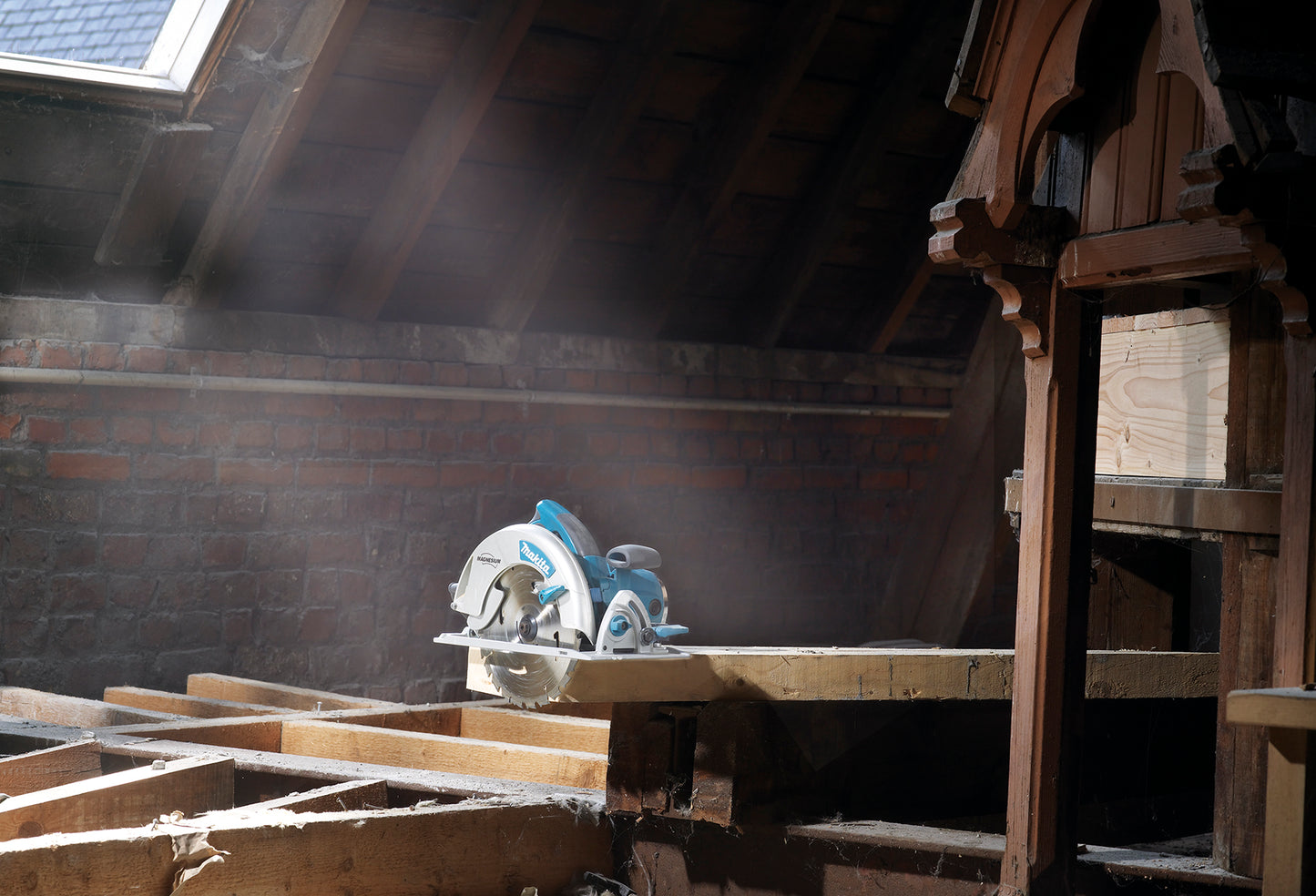 SCIE CIRCULAIRE 210MM 1800W + MAKPAC., Debrico, magasin de matériaux de construction sur Bruxelles