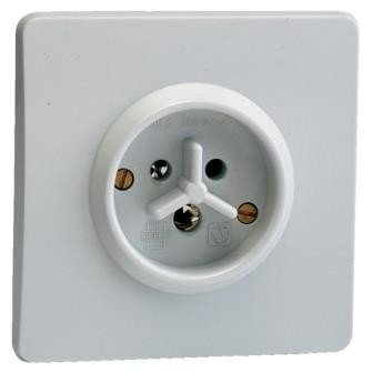 PRISE MURALE VYNCKIER 230/400 2P+T 16A