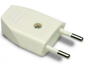FLAT PLUG 2.5A WHITE 220V MALE